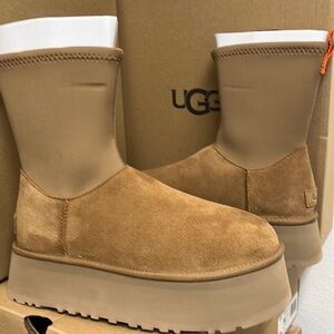 - UGG CLASSIC DIPPER